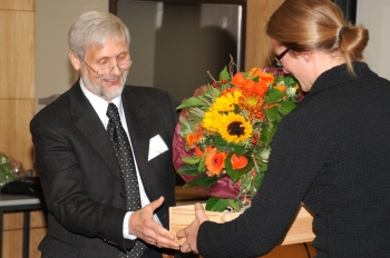 Anna Bella Eschengerd, Pressereferentin des Fachbereichs Sozialwesen, überreicht Professor Dr. Piotr Salustowicz zum Abschied einen Blumenstrauß.