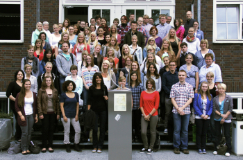 Gruppenaufnahme mit den neuen Studierenden