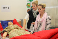 Die Studierenden der Gesundheits- und Krankenpflege demonstrierten zur feierlichen Laboreinweihung Übungen an den Pflegestationen. Hier zeigen zwei Studentinnen die technische Ausstattung der Übungspuppe.