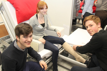 Patrick Fuchs (l.) und Jonas Lichtenberger üben im Skillslab das Verbandanlegen. Kommilitonin Rebecca Fischer mimt die Patientin.