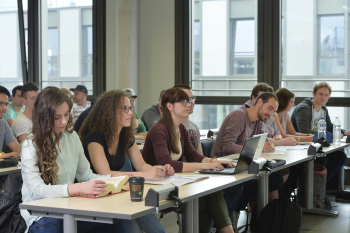 Personen in einem Seminarraum