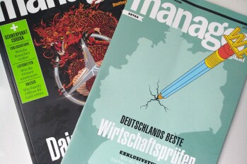 Zwei Zeitschriften mit dem Titel manager liegen auf einem Tisch