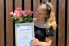 Foto: Jule Kruse hlt eine gerahmte Urkunde und einen Blumenstrauß in der Hand