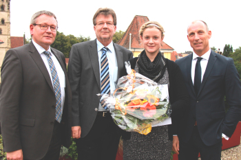Preisträgerin Maren Schrötgens mit Gratulanten