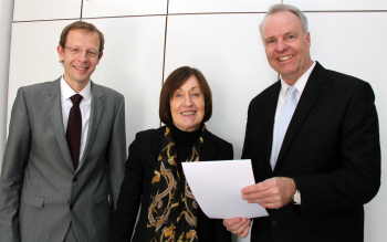 Herr Kreft mit Präsidentin Rennen-Allhoff und Prodekan Schäfermeier.