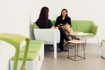 Vrinda Dave in einer Gesprächssituation