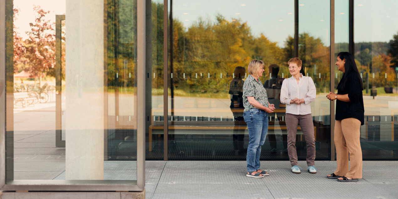 Prof. Dr. Katja Makowsky, Prof. Dr. Vivian Carstensen und Vrinda Dave im Gespräch vor der HSBI