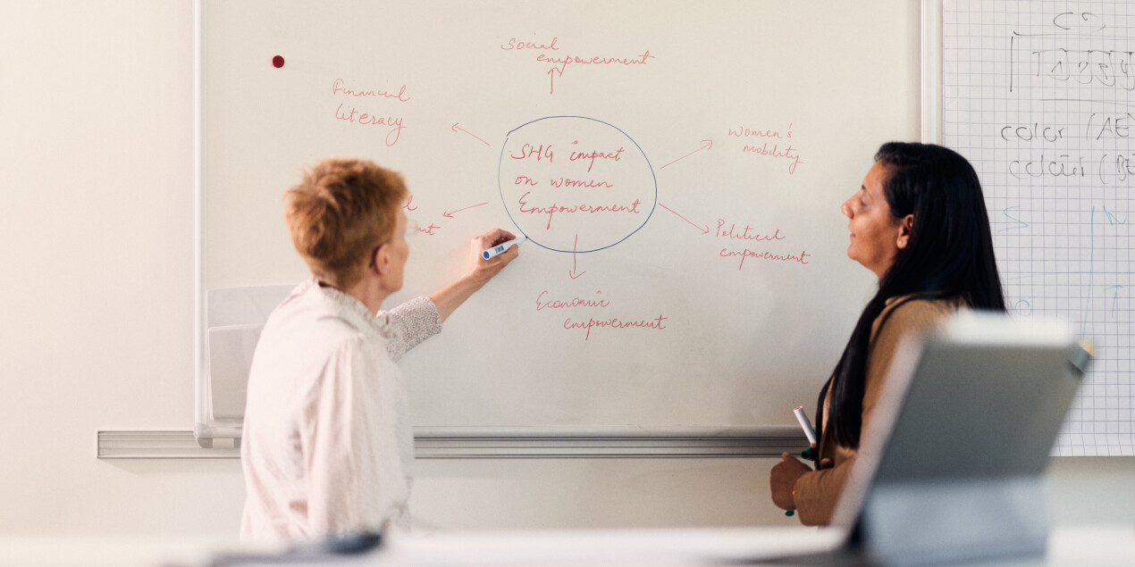 Prof. Dr. Vivian Carstensen und Vrinda Dave vor einer Tafel
