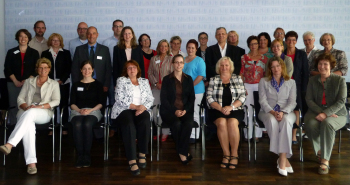 Gruppenbild mit rund 30 Teilnehmern der Auftaktveranstaltung