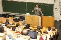 Frank Schäffler spricht vor rund 70 Studierenden über die Staatsschuldenkrise.