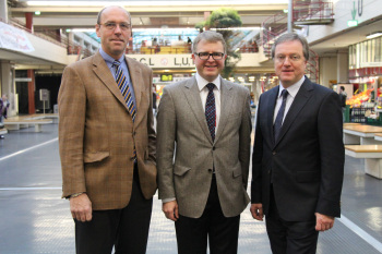V.l.: Professor Dr. Gisbert Göring-Lensing-Hebben (Betriebswirtschaftslehre), Frank Schäffler (FDP) und Professor Dr. Uwe Rössler (Dekan des Fachbereichs Wirtschaft und Gesundheit)