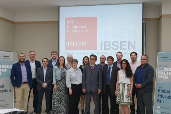 Eine Gruppe Menschen steht in einem Konferenzraum