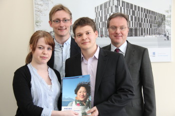 Nadine Feike, Felix Teichert, Stephan Hagl (alle AIESEC Bielefeld) und Professor Dr. Uwe Rössler (Dekan Fachbereich Wirtschaft und Gesundheit).