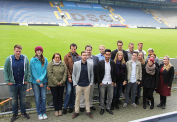 15 Studierende, sowie ihre Dozenten Patrick Roßmann und Dr. Michael Schade besichtigten am Freitag die SchücoArena. Sie bekamen Hintergründe zum Verein präsentiert und erkundeten das Stadion.