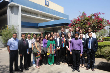13 Studierende der FH Bielefeld besichtigten zusammen mit Professor Dr. Carsten Doerfert, Professorin Dr. Susanne Nienaber und der Koordinatorin für Internationales, Katharina Reismann, das General Motors Werk in Indien.