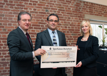 Scheckübergabe mit Herrn Hesse, Dekan Rössler und Julia Buschmann vom Studienfonds OWL