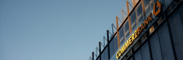 Der Schriftzug der Commerzbank an der Gebäudefassade der Filiale in Bielefeld