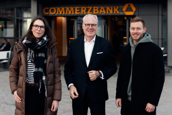 Frank Brüggemann mit den Studierenden Hendrik Merz und Denise Werner vor der Filiale der Commerzbank Bielefeld