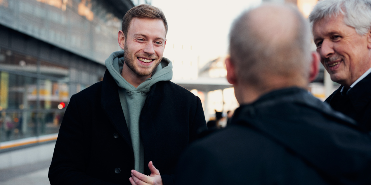 Gespräche vor der Filiale der Commerzbank Bielefeld