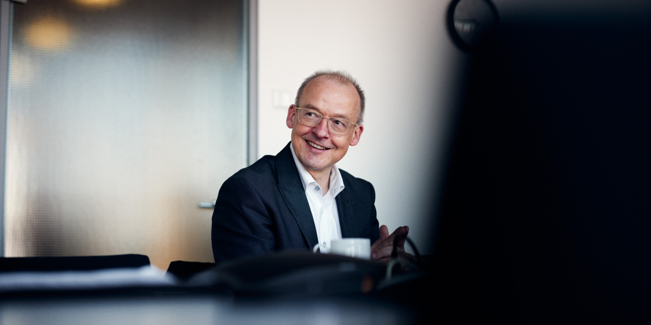 Ein Mann im Konferenzraum der Commerzbank der Filiale Bielefeld