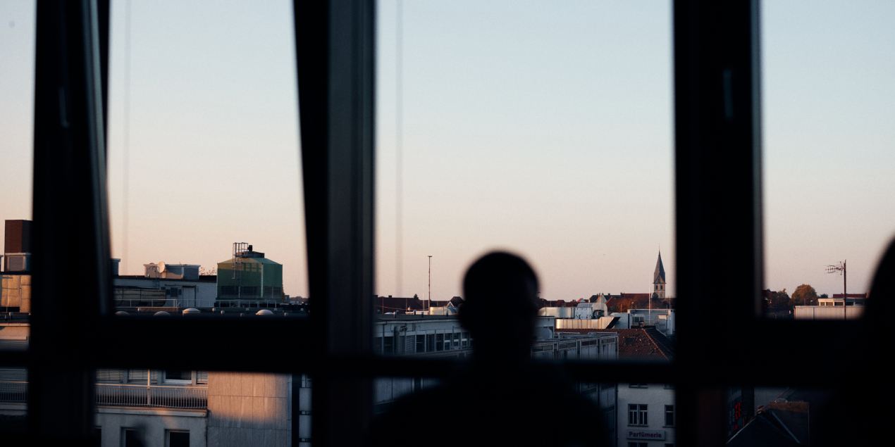 Blick auf die Skyline von Bielefeld aus einem Fenster der Filiale der Commerzbank am Jahnplatz