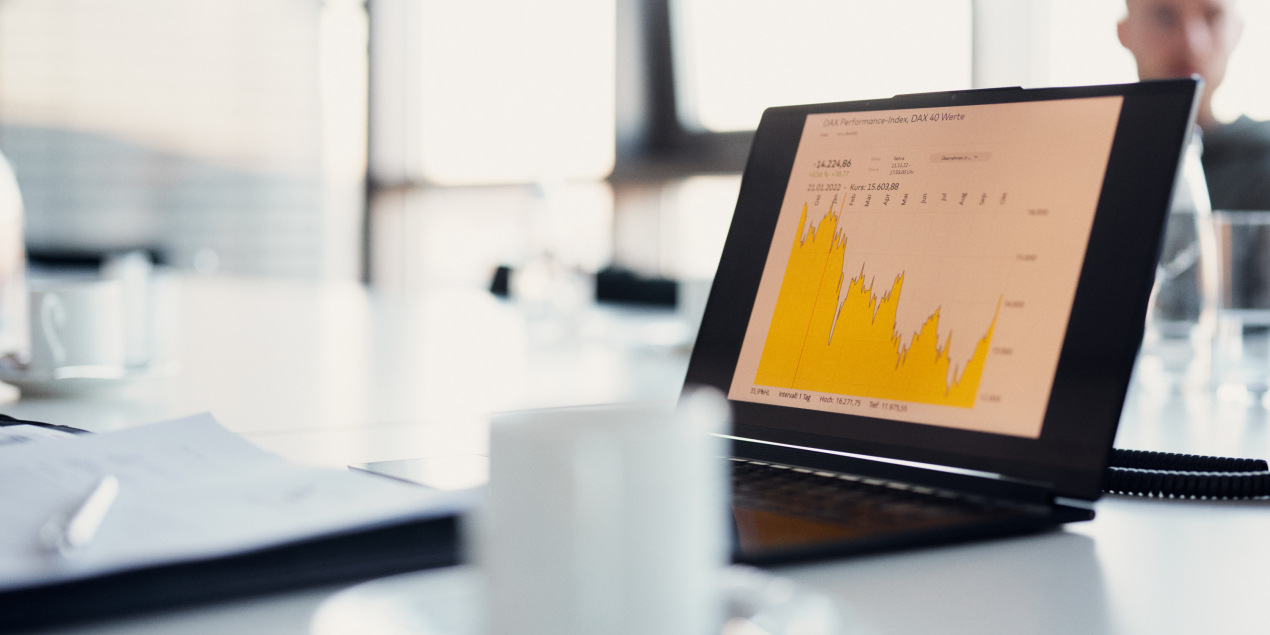 Auf einem Laptop ist eine Grafik des DAX Performance-Index sichtbar