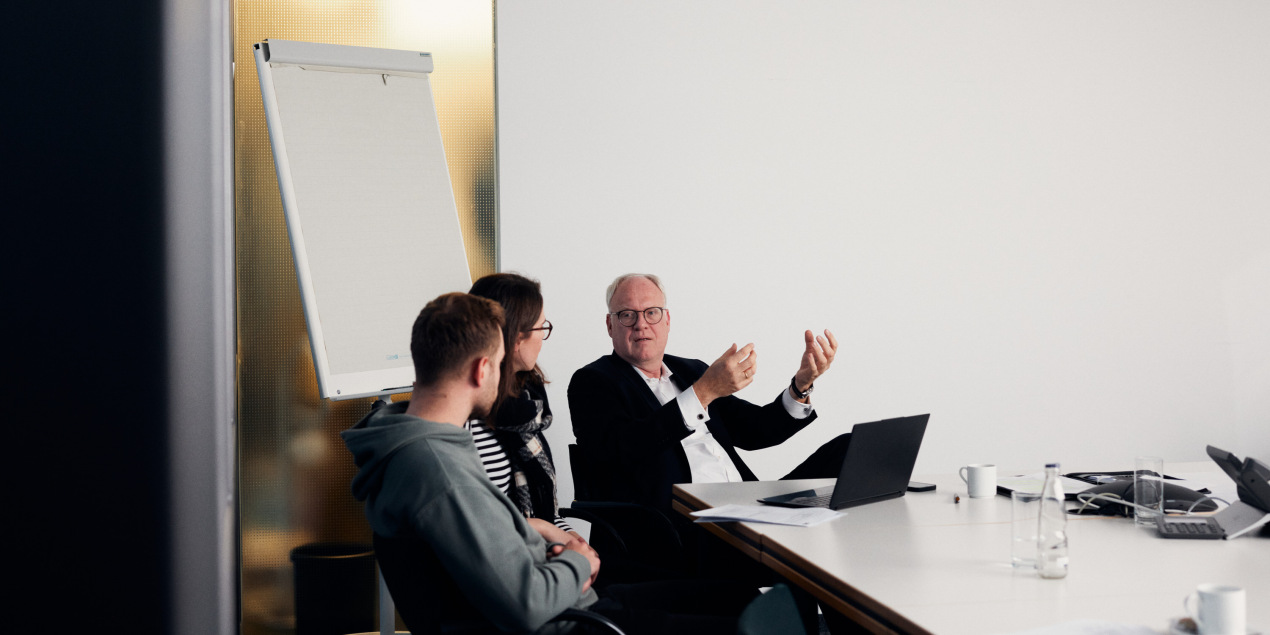 Gesrpäche in einem Konferenzraum der Commerzbank Bielefeld
