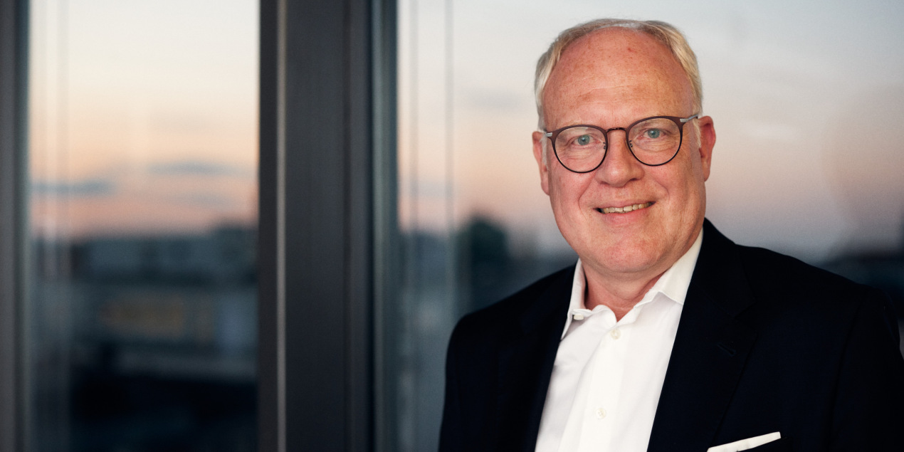 Porträt von Frank Brüggemann vor einem Fenster