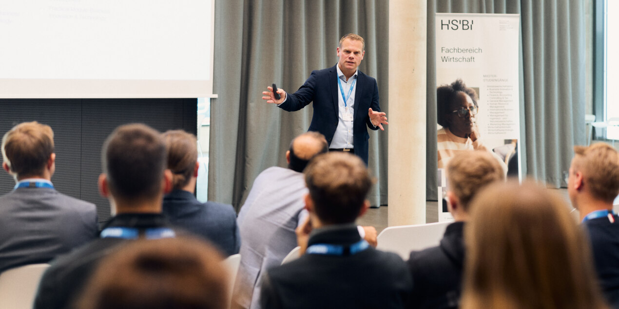 Prof. Dr. Ingo Ballschmieter vor Teilnehmer:innen beim Kickoff bei Böllhoff
