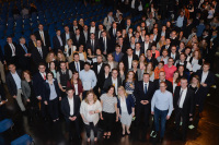 Gruppenfoto teilnehmender Professoren und Absolventen