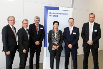 Gruppenfoto von 6 Beteiligten beim 3. Bielefelder Investment-Forum im Konferenzbereich