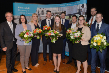 Gruppenfoto Studierende festlich gekleidet