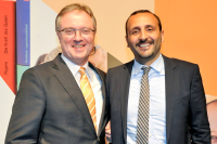 Prof. Dr. Uwe Rössler, Dekan des Fachbereichs Wirtschaft und Gesundheit, überreichte gemeinsam mit Prof. Dr. Riza Öztürk, Studiengangsleiter International Studies and Management, stehen nebeneinander und lächeln in die Kamera.
