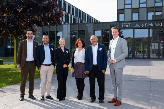 Foto: Gruppenfoto vor der HSBI
