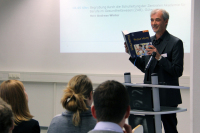 Andreas Winter zitierte aus dem Buch »Pflege heute«