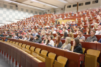 Die Studierenden der Lehreinheit Wirtschaft werden in Hörsaal 4 des Universitätshauptgebäudes von Dekan Prof. Dr. Uwe Rössler begrüßt.
