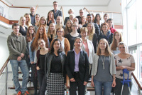 Die 30 Erstsemester vom Campus Bielefeld stehen mit ihren Lehrenden auf einer großen Treppe.