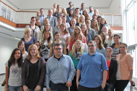 Die Erstsemester aus Minden stehen mit ihren lehrenden auf einer grpßen Treppe.