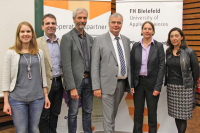 Die Redner stehen vor zwei Rollups zum Studiengang an der FH Bielefeld.