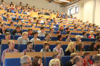 Voller Hörsaal in Minden zum Semesterbeginn