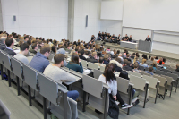Studierende sitzen im Audimax, Dekan steht vorne am Pult