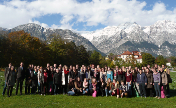 Gruppenbild Exkursionsteilnehmer vor Gebirgskulisse