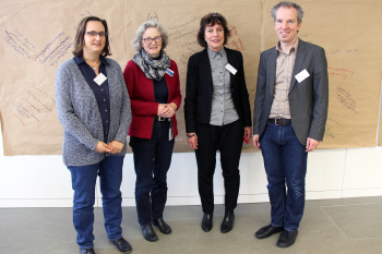 Gruppenfoto von vier Personen, drei Frauen und ein Mann.