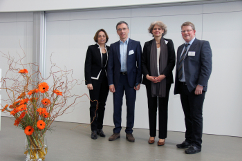Gruppenfoto der Organisatoren mit Blume