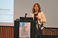 Prof Franken steht an einem Rednerpult.