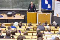 Referent Brüggemann im Hörsaal mit zahlreichen Studierenden