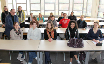 Unter der Leitung von Prof. Dr. Andreas Beaugrand (l.) haben die Mathematik-Lehrerinnen Sabrina Proß und Dr. Maria Paprotzki (stehend, v. l.; es fehlt Prof. Dr. Detlef Voigt) die Studierenden auf die Mathematik-Seminare im Studium vorbereitet.