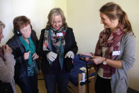 Skills Lab Einwiehung Campus Minden: Tremor Handschuhe