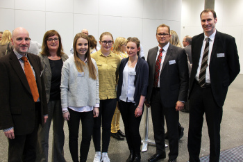 Gruppenfoto mit 7 Personen, 4 Frauen und 3 Männern.