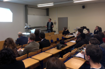 Doktor Gerdes referiert im Hörsaal